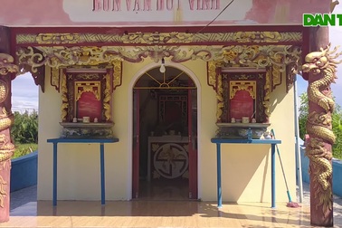 Lăng cá Ông hình dạng chiếc thuyền được người dân đóng góp xây dựng