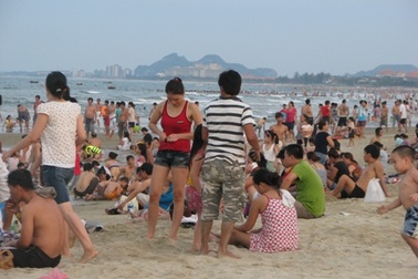 Khách sạn ven biển ăn nên làm ra nhờ nắng nóng