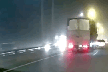 Chuyển làn không quan sát, bán tải bị đâm lật ngửa giữa đường