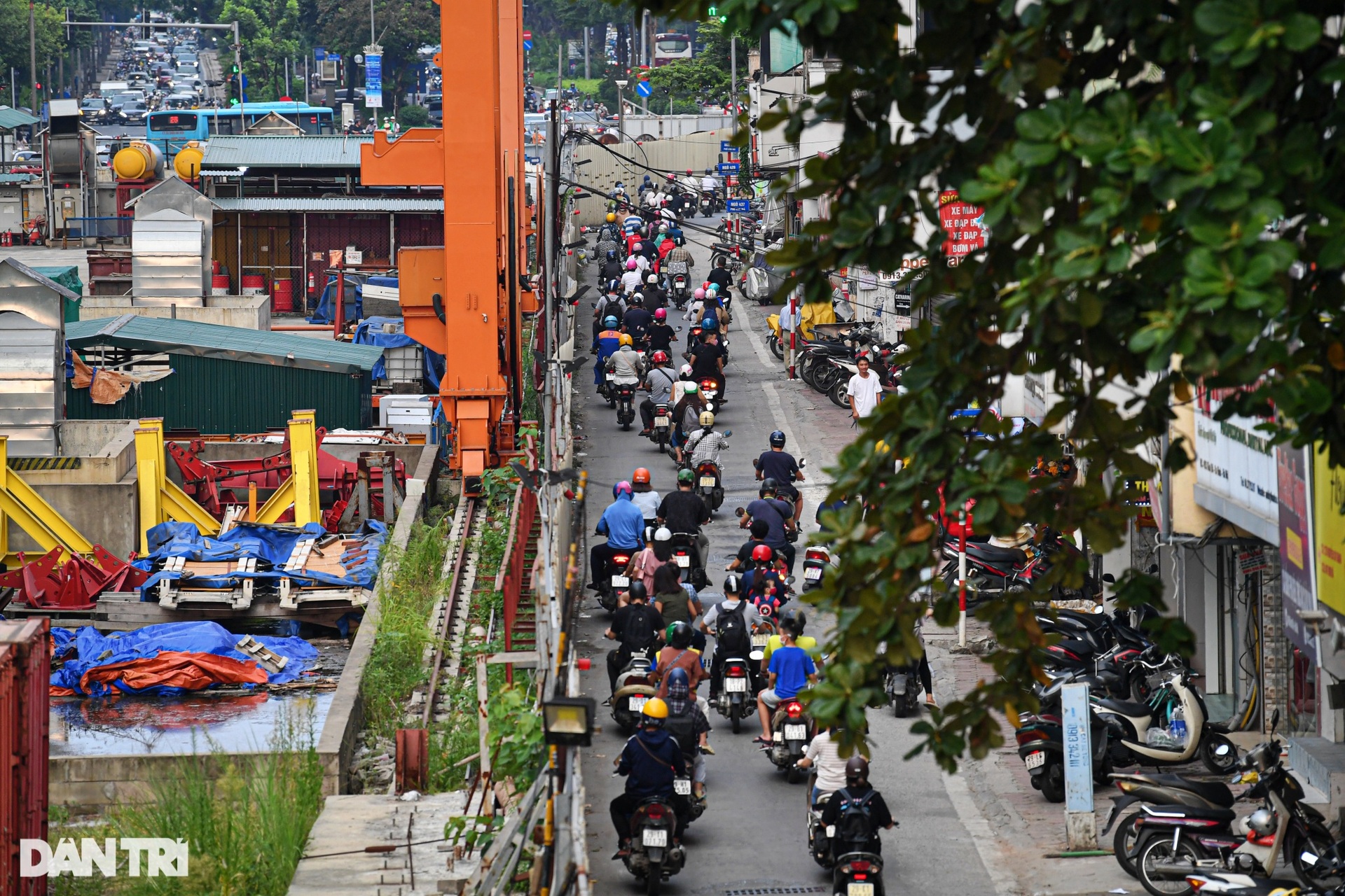 Cỏ cây mọc um tùm trên đại công trường dự án metro Nhổn - ga Hà Nội - 11 Cỏ cây mọc um tùm trên đại công trường dự án metro Nhổn - ga Hà Nội - 11