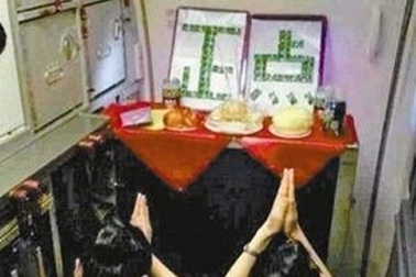 Tiếp viên hàng không xì xụp khấn vái cho máy bay đúng giờ