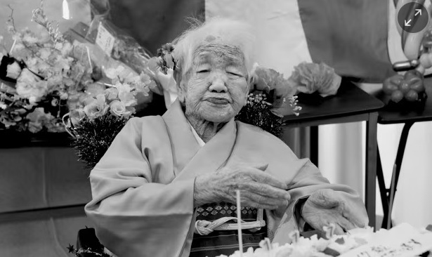 Bà Kane Tanaka, được Kỷ lục Guinness Thế giới công nhận là người sống lâu nhất thế giới (Ảnh chụp năm 2020: Newscom/Alamy).