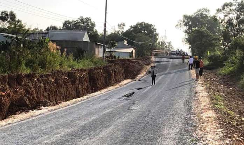 Tạm ngưng giao thông trên đường 80 tỉ sụt lún nghiêm trọng - 2