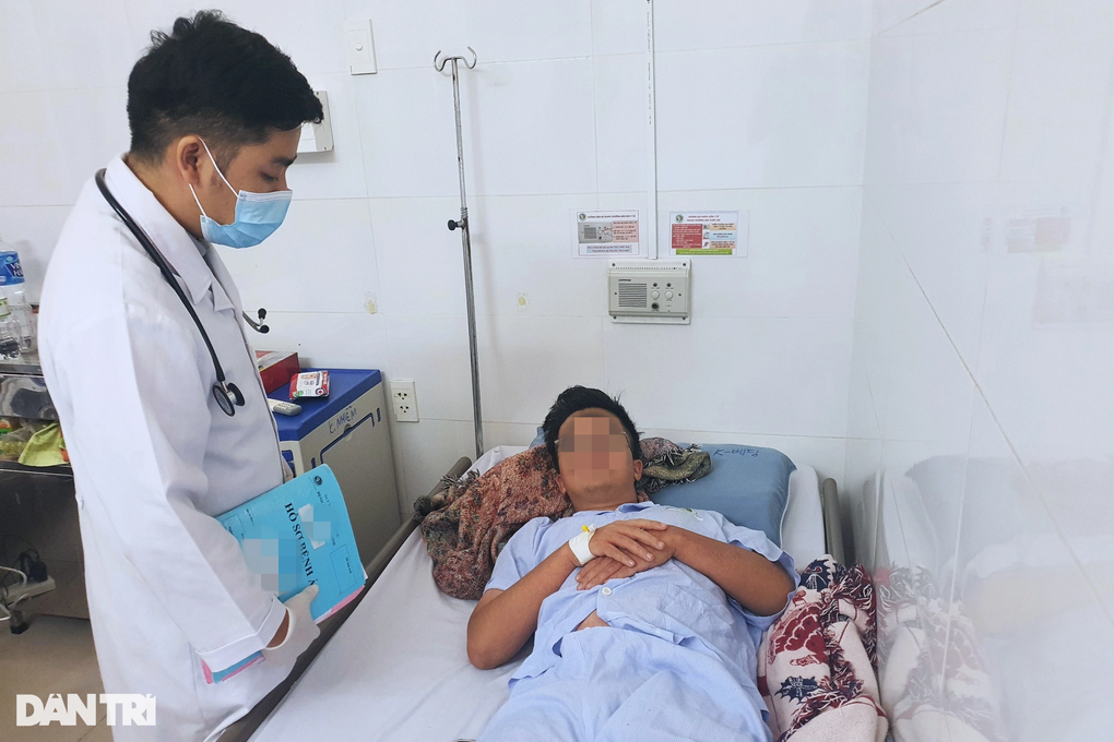 Sốt xuất huyết hành chàng trai trẻ: Bệnh 2 ngày đã sốc nặng - 3 Sốt xuất huyết hành chàng trai trẻ: Bệnh 2 ngày đã sốc nặng - 3