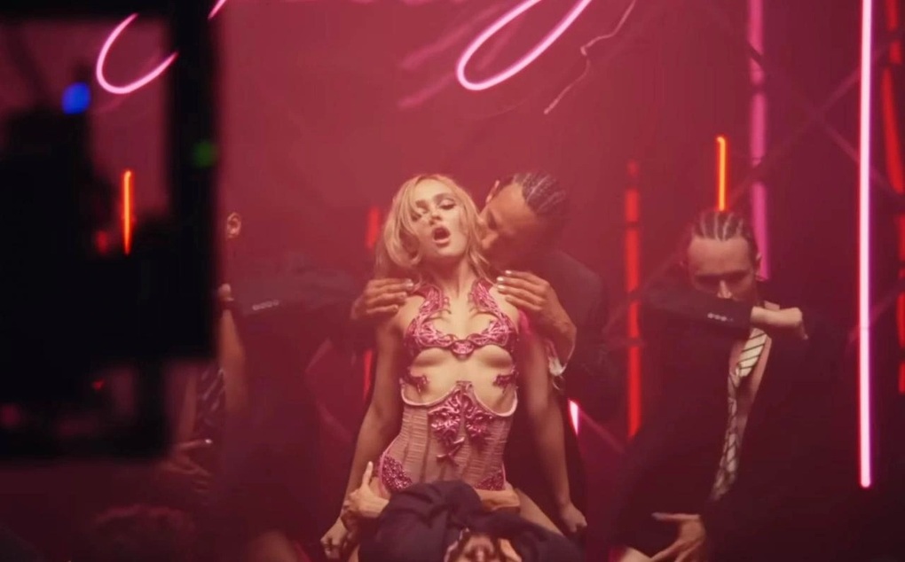 Lily Rose-Depp được bênh sau những chỉ trích vì như thế vai trình diễn ngập cảnh rét - 3 Lily Rose-Depp được bênh sau những chỉ trích vì như thế vai trình diễn ngập cảnh rét - 3