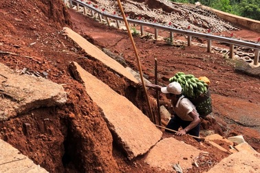 Vụ sạt lở "nuốt chửng" đường 27 tỷ: Khốn khổ cảnh "trèo" đường đi rẫy