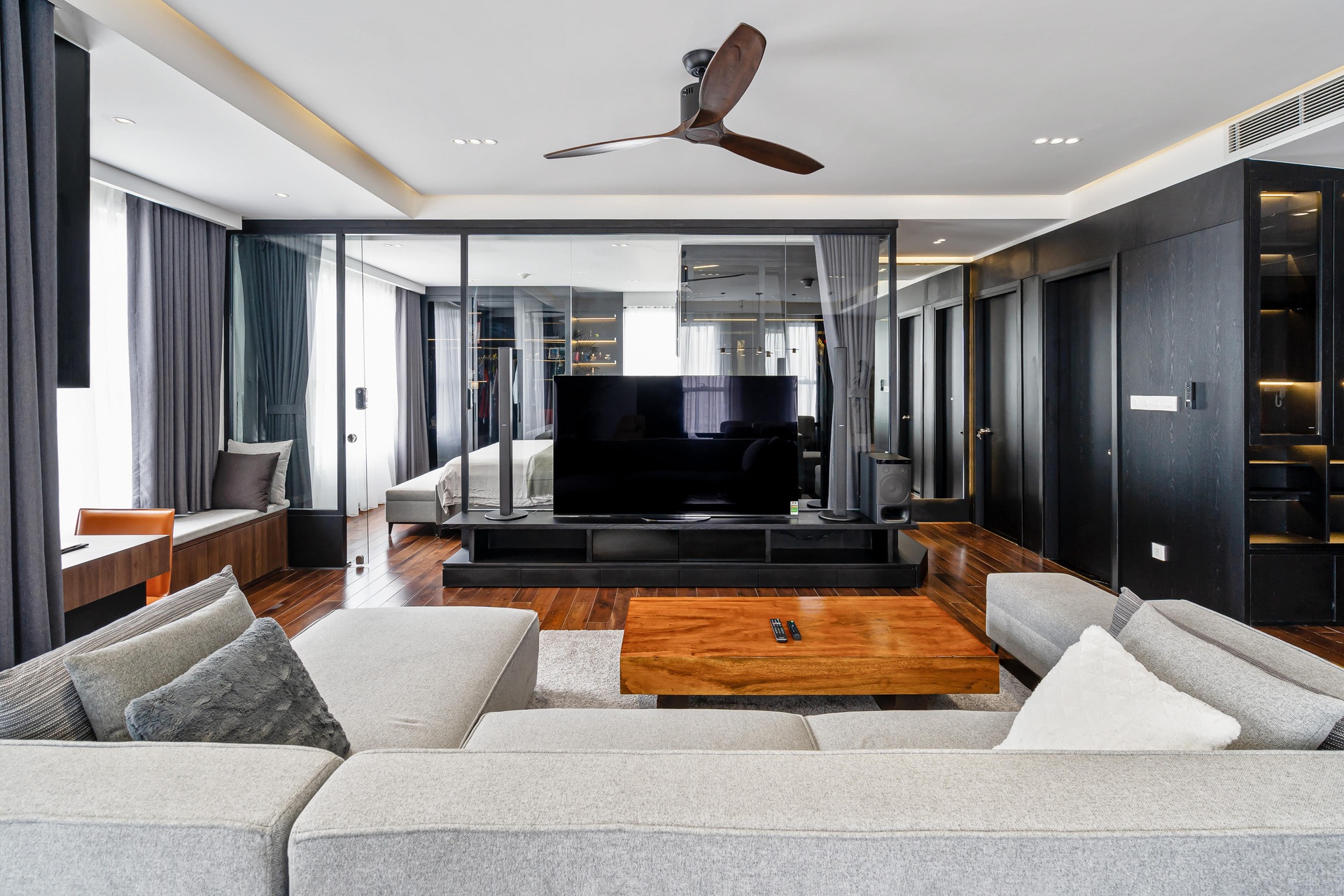 Căn hộ 115 m2 lạ mắt với nội thất tông màu đen chủ đạo - 3 Căn hộ 115 m2 lạ mắt với nội thất tông màu đen chủ đạo - 3
