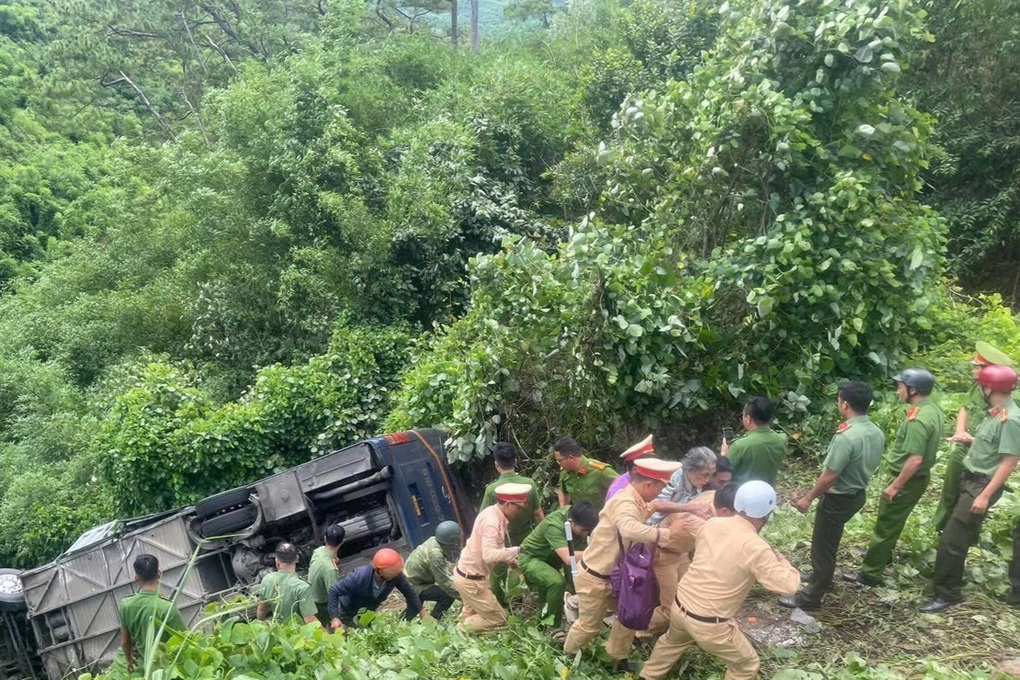 Xe khách lao xuống vực ở Đắk Nông: Tài xế không quen đường - 1 Xe khách lao xuống vực ở Đắk Nông: Tài xế không quen đường - 1