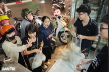 Hà Nội: Quán bánh bao bán 15.000 cái/ngày, khách xếp hàng dài chờ đến lượt