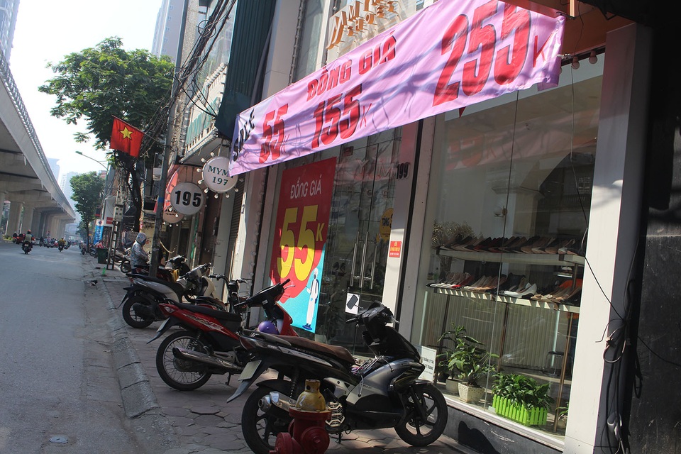 Phố thời trang chạy đua khuyến mại, giảm giá kéo khách trở lại sau cách ly - 2 Phố thời trang chạy đua khuyến mại, giảm giá kéo khách trở lại sau cách ly - 2