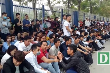 Hàng nghìn người chen nhau, xếp hàng từ 3 giờ sáng làm thủ tục visa vào Hàn Quốc