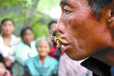 Người đàn ông “nghiện” bọ cạp sống