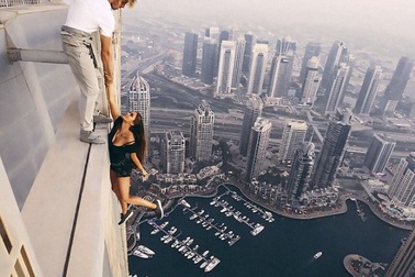 Rùng mình nhìn nữ người mẫu treo người bên tòa nhà chọc trời chụp ảnh