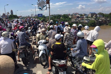 Cô gái bỏ lại xe máy trên cầu, nhảy sông tự vẫn