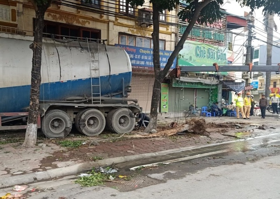 Hà Nội: Xe bồn càn quét vỉa hè - 5 Hà Nội: Xe bồn càn quét vỉa hè - 5