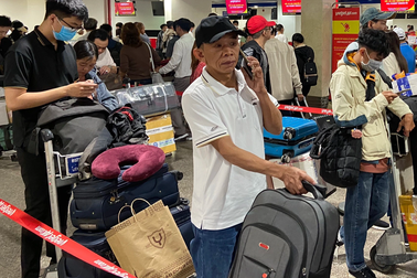 Đến sân bay Tân Sơn Nhất, khách mới "tá hỏa" bị chậm chuyến tận 6 giờ
