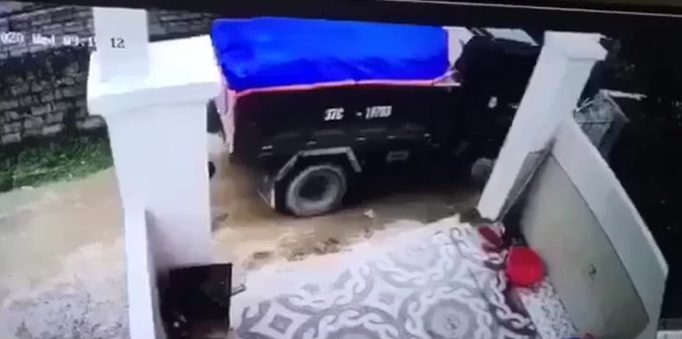 Vụ lùi xe cán chết cháu bé rồi phi tang xác: Tài xế có họ với nạn nhân - 1 Vụ lùi xe cán chết cháu bé rồi phi tang xác: Tài xế có họ với nạn nhân - 1