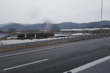 Kinh hãi xem người phụ nữ đi xe máy ngược chiều vào làn 100km/h trên đường cao tốc