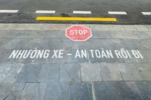 Cục CSGT thí điểm sơn chữ "Nhường xe - an toàn rồi đi” trên đường Hà Nội