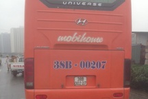 Vụ “cò” xe kéo lê hành khách: Yêu cầu xử nghiêm xe dù, bến cóc