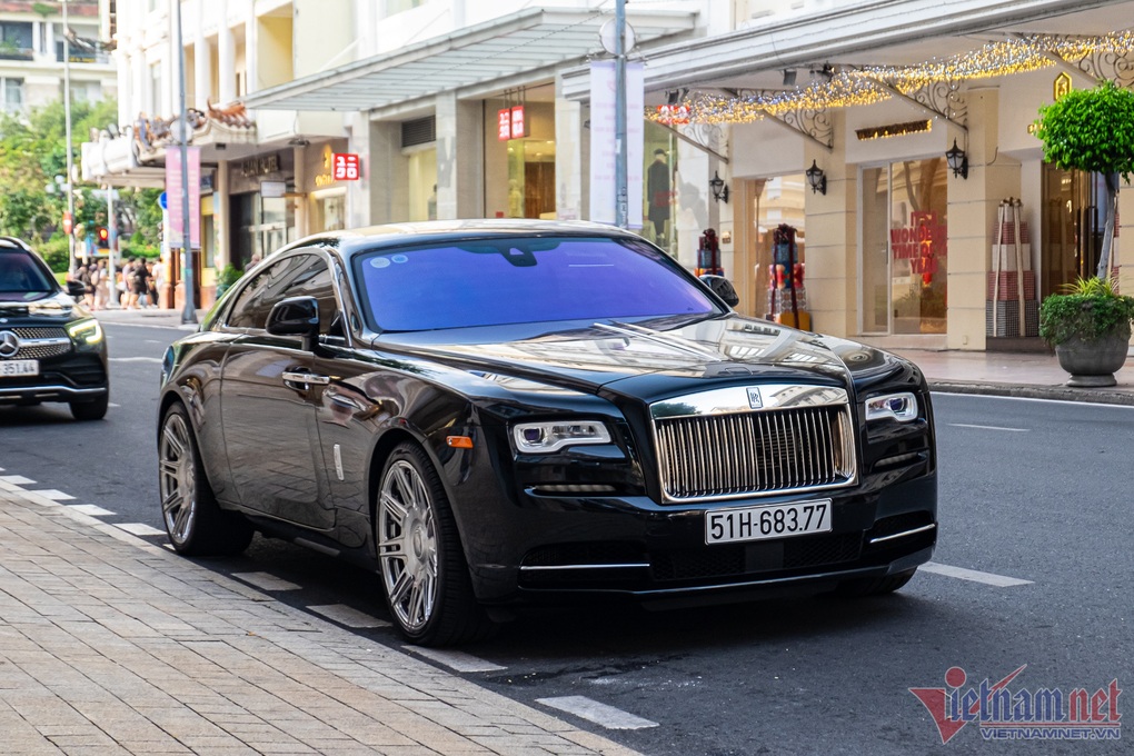 Ngắm Rolls-Royce Wraith hơn 20 tỷ của Cường Đô la xuất hiện trên đường - 2 Ngắm Rolls-Royce Wraith hơn 20 tỷ của Cường Đô la xuất hiện trên đường - 2