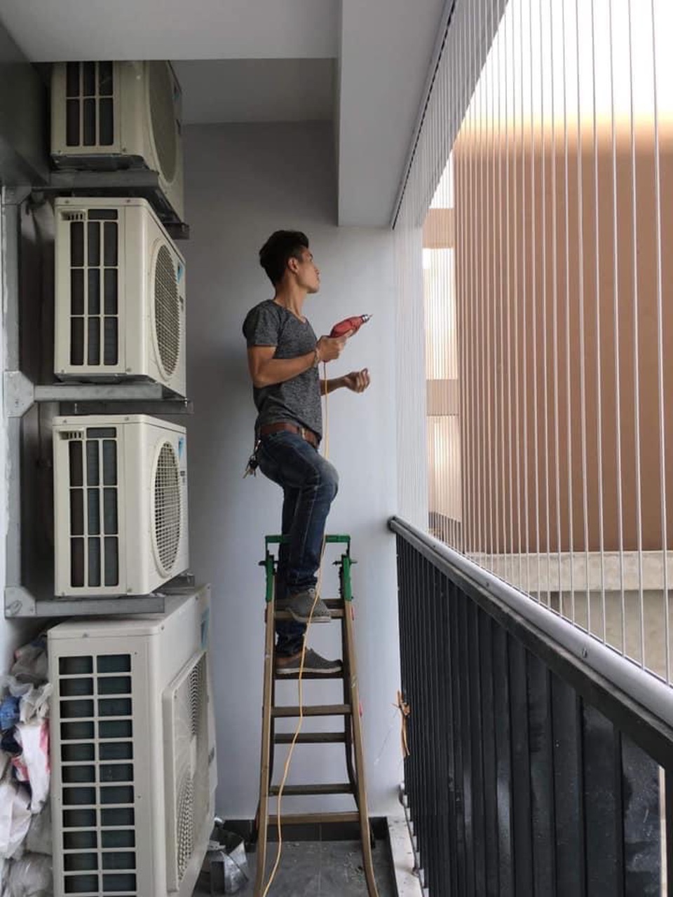 Dân Hà Nội tức tốc lắp lưới an toàn ban công sau vụ cháu bé rơi ở chung cư - 1 Dân Hà Nội tức tốc lắp lưới an toàn ban công sau vụ cháu bé rơi ở chung cư - 1