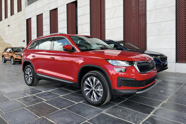 Ô tô nhập khẩu châu Âu tung ưu đãi 50% trước bạ để cạnh tranh xe "nội"