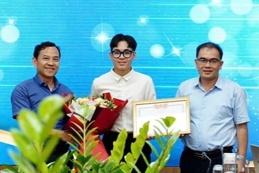 Hành động đẹp của nam sinh sau khi tài khoản nhận được 900 triệu đồng