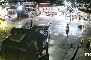 Ô tô tải lùi bất cẩn, đẩy văng xe máy