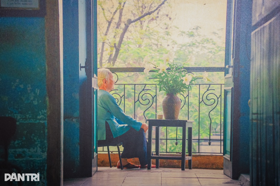 Hà Nội: Quán cà phê 30 năm, khách phải khom lưng, cúi mình vào uống - 7 Hà Nội: Quán cà phê 30 năm, khách phải khom lưng, cúi mình vào uống - 7