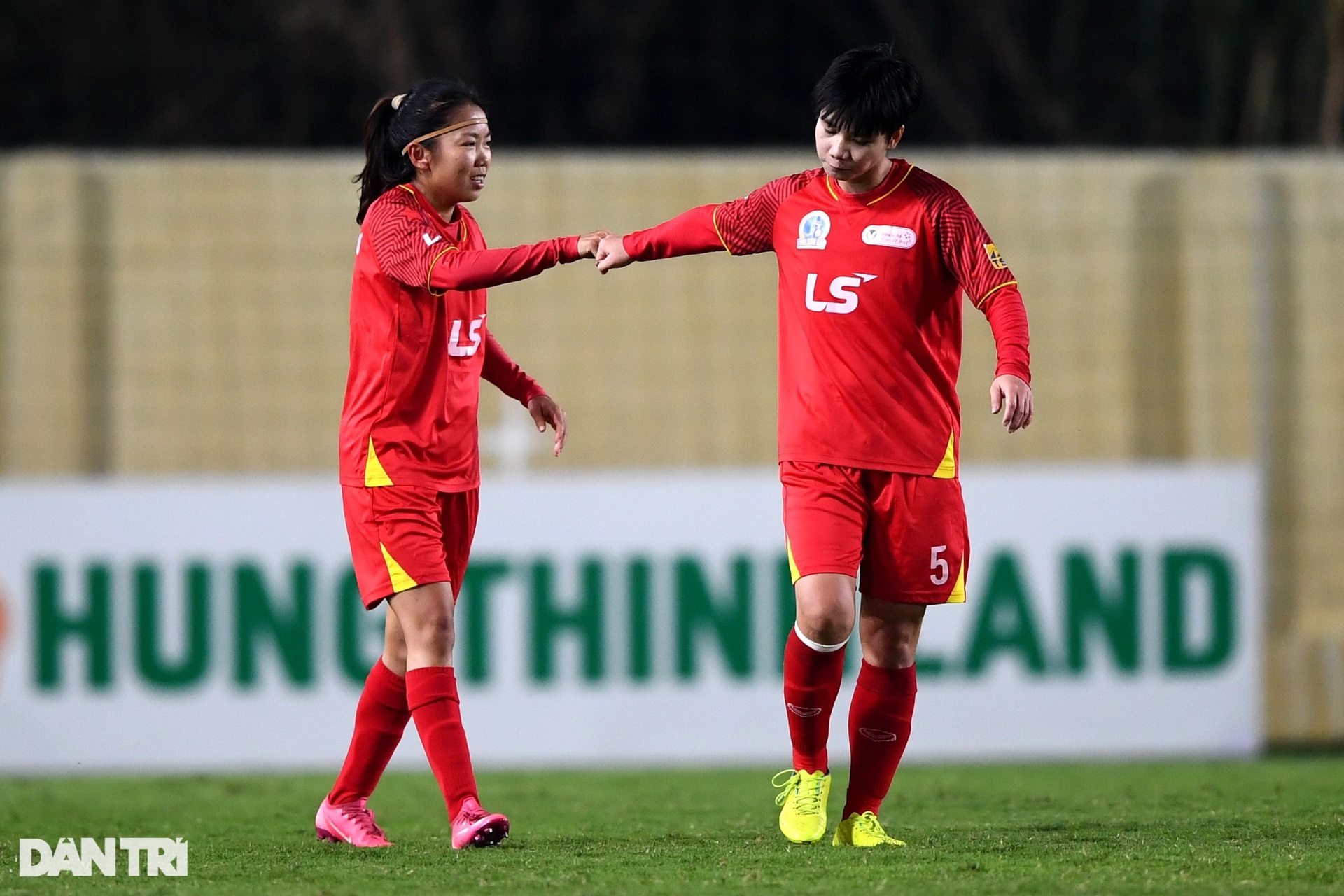 CLB TPHCM lần thứ 10 nâng cao chiếc cúp vô địch quốc gia - 11