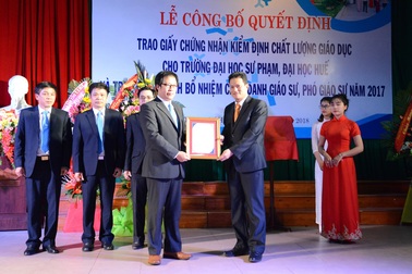 Trao Giấy chứng nhận kiểm định chất lượng giáo dục cho Đại học Sư phạm Huế
