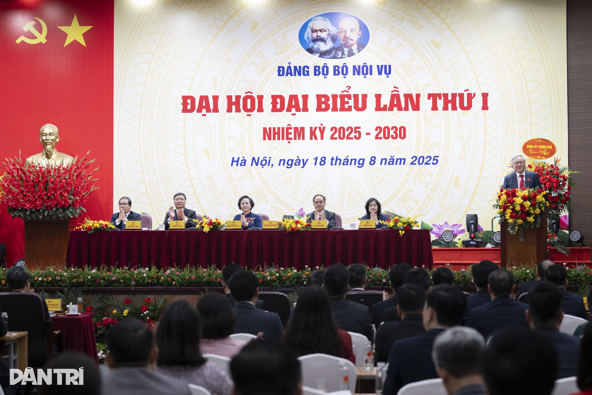 Toàn cảnh Đại hội đại biểu Đảng bộ Bộ Nội vụ lần thứ I, nhiệm kỳ 2025-2030 - 8 Toàn cảnh Đại hội đại biểu Đảng bộ Bộ Nội vụ lần thứ I, nhiệm kỳ 2025-2030 - 8