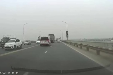 Xe tải chèn ép ô tô con lao vào vệ đường rồi bỏ chạy gây phẫn nộ