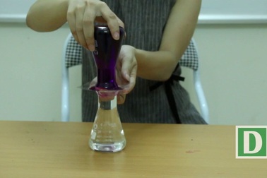 Hiện tượng thú vị khi úp ngược hai cốc nước