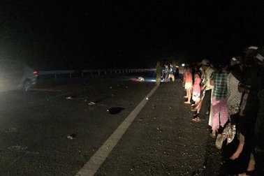 Đi bộ ban đêm, cô gái 16 tuổi đi bị xe tải đâm chết