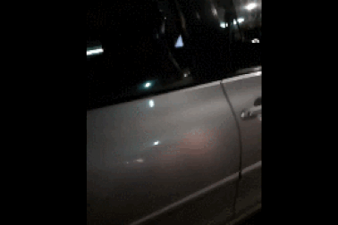 Tài xế vừa điều khiển xe ô tô vừa… cắm mắt vào máy tính bảng