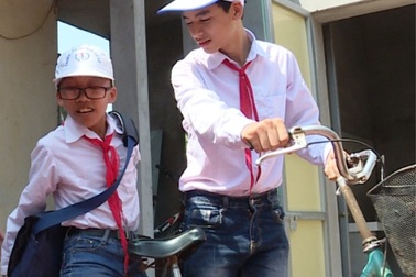 3 năm đạp xe đưa bạn tật nguyền đến trường học