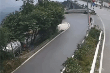 Ôm cua tốc độ cao, xe khách lao vào bụi cây và bài học cho các tài xế