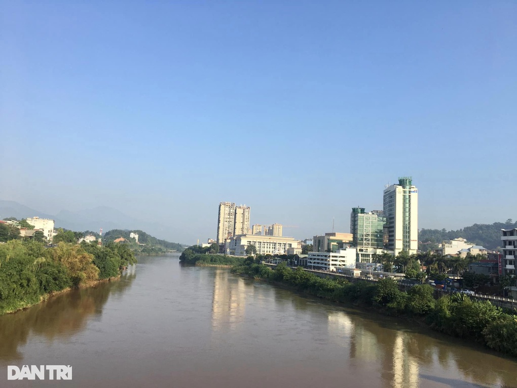 Nghỉ lễ, hàng nghìn người xếp hàng qua cửa khẩu Lào Cai sang Trung Quốc - 6 Nghỉ lễ, hàng nghìn người xếp hàng qua cửa khẩu Lào Cai sang Trung Quốc - 6