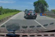 Đi nhầm đường, tài xế hồn nhiên lái xe chạy lùi trên cao tốc