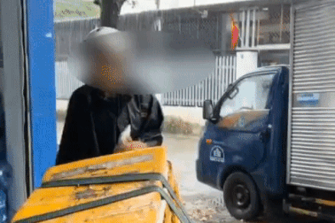 Đi theo bản đồ điện tử, nam shipper khóc nức nở vì... lạc đường