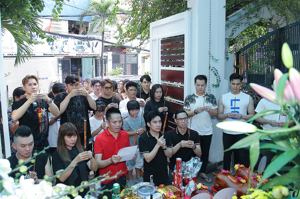 Quang Hà, Nguyễn Hồng Nhung cúng Tổ sân khấu sớm - 1 Quang Hà, Nguyễn Hồng Nhung cúng Tổ sân khấu sớm - 1