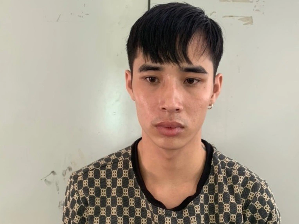 Thanh niên cướp giật 2 lắc vàng trong tiệm rồi bỏ chạy - 1 Thanh niên cướp giật 2 lắc vàng trong tiệm rồi bỏ chạy - 1