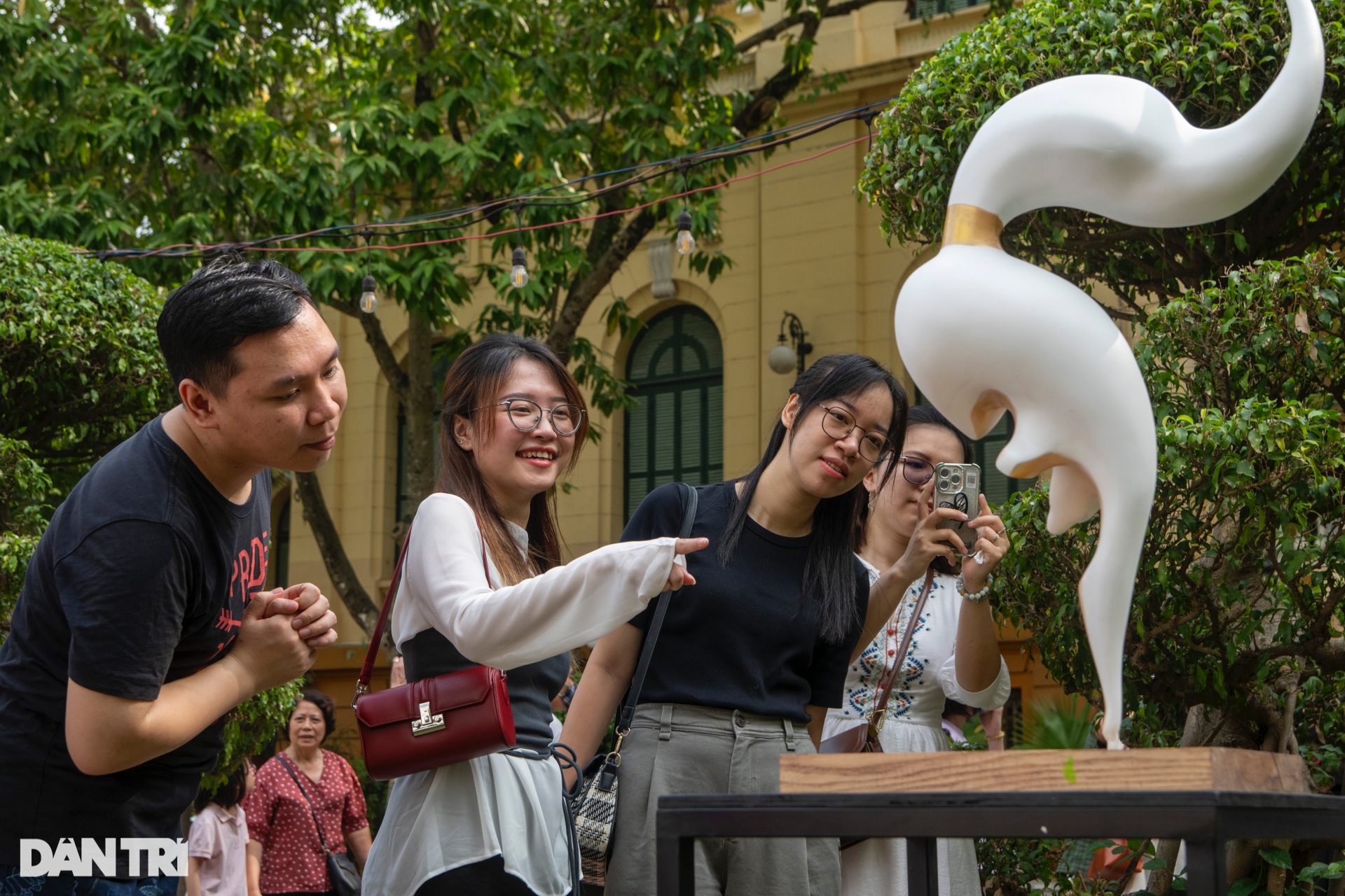 Người dân xếp hàng dài chờ vào tòa Bắc Bộ Phủ lần đầu đón khách tham quan - 14 Người dân xếp hàng dài chờ vào tòa Bắc Bộ Phủ lần đầu đón khách tham quan - 14