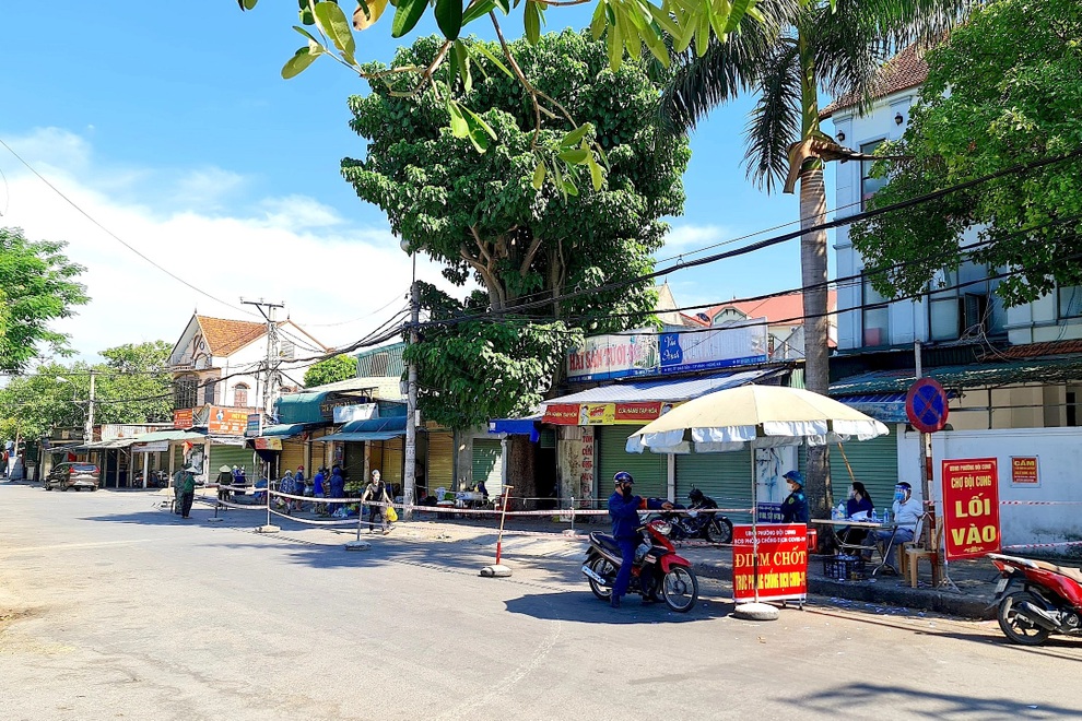 Hình ảnh lạ trong ngày đầu người dân TP Vinh đi chợ bằng thẻ - 1 Hình ảnh lạ trong ngày đầu người dân TP Vinh đi chợ bằng thẻ - 1