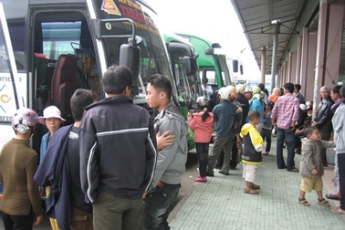Xe đò thoải mái, tàu hỏa, máy bay “cháy” vé