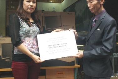 Ngân hàng Bản Việt trao tặng 5 bộ máy tính đến trường tiểu học Liên Minh