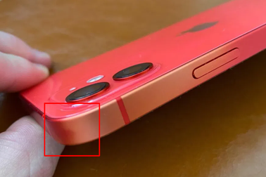 Cạnh viền iPhone 12 có hiện tượng bị "bay màu", dù luôn đeo ốp cẩn thận