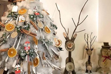 Nhặt cành củi khô chế món hàng lạ, kiếm hàng trăm triệu đồng